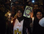 بالصور.. تزايد الأعداد أمام الكنيسة البطرسية وسط هتافات داعمة لرجال الشرطة