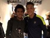 عمر جابر ينشر صورته مع مسعود أوزيل ويصفه بالأسطورة