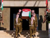 ملك الأردن يشهد مراسم عسكرية لدفن رفات شهيد من أبطال معارك القدس