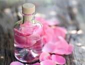 استخدمى مكعبات ماء الورد المثلجة للتخلص من انتفاخ العين.. اعرفى الطريقة