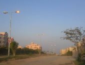 قارئ يرصد أعمدة إنارة مضاءة نهاراً بالشيخ زايد
