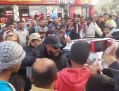 بالفيديو.. جمهور أحمد السقا يحاصره فى جنازة أحمد راتب.. والفنان يغادر فى تاكسى