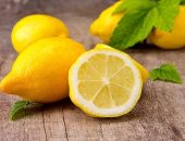 5 أطعمة تخلصك من رائحة الجسم الكريهة ..الليمون والطماطم أبرزها