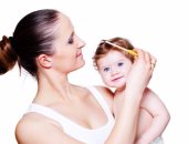 الجينات الوراثية السبب وراء عدم قدرة الأم على تصفيف شعر طفلها المجعد