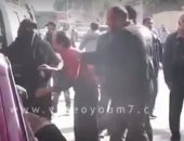 بالفيديو.. أسرة "حبارة" تعتدى على الصحفيين أمام مشرحة زينهم:"الدور عليكم كلكم"