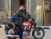 كريم عبد العزيز يستعين بدراجة بخارية انتشرت فى الستينيات بـ"الزيبق"
