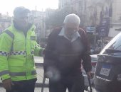 لفتة إنسانية.. مجند شرطة يوقف حركة السيارات لمساعدة مسن على عبور الشارع