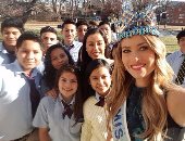 ملكة جمال العالم تتبرع بمكتبتها لمدرسة محلية بالولايات المتحدة