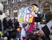 بالصور .. مظاهرات فى باريس تطالب بتدخل دولى لوقف إطلاق النار بحلب
