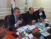 بالصور.. محمد العمارى يهدى محافظ مطروح درع "النواب" لجهوده بقطاع الصحة