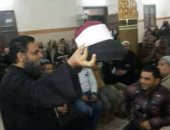 بالصور.. قس بالدقهلية يضع عمامة شيخ أزهرى فوق عمامته قائلا: هذا علم مصر