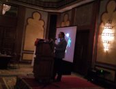 بالفيديو.. لو مشغول متروحش للدكتور.. طبيب أمريكى يخترع "تيشرت" للعلاج بدون أجهزة