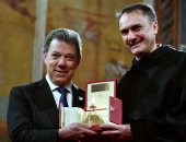 بالصور.. البابا يجمع الرئيس الكولومبي بخصمه فى الفاتيكان