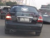 قارئ يرصد سيارة تسير بلوحات معدنية مخالفة فى جسر السويس