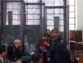 بالفيديو.. قاضى "اقتحام قسم حلوان" يسمح للمتهمين بلقاء أطفالهم فى القفص