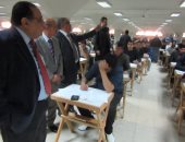 رئيس جامعة حلوان يتفقد لجان كلية الحقوق فى أول أيام الامتحانات