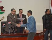 وزير القوى العاملة يسلم  54  عاملا عقود عملهم الجديدة بالكويت 