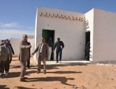 بالصور ..محافظ الوادى الجديد يتفقد أعمال مشروع توطين قرى الشب