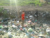 بالصور.. تراكم القمامة فى قرية بالشرقية وانسداد ترعة الرى