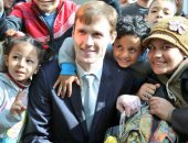 بالصور.. السفير البريطانى يزور مستشفى 57357 ويشيد بدور فريق العمل 