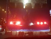 قارئ يرصد ميكروباص بدون لوحات معدنية على كوبرى أكتوبر