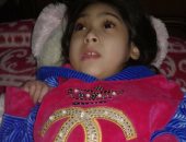 بالفيديو والصور.. أم تناشد وزير الصحة علاج ابنتها المصابة بضمور فى المخ