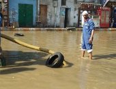 قطع المياه عن شارع سيدى عبد الرحيم بطريق مصنع الغزل فى قنا لكسر ماسورة