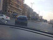 سيارة بدون لوحة معدنية تسير فى شارع عباس العقاد بمدينة نصر