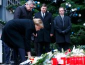 بالصور.. ميركل تضع الزهور فى مكان حادث الشاحنة فى برلين