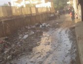 بالصور.. أكوام القمامة ومياه المجارى تحاصر أهالى بشتيل