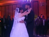 شاهد.. حارس الأهلي فى رقصة رومانسية مع زوجته
