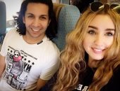 هشام جمال ينشر صورته مع هنا الزاهد.. ومتابعوه: "ياريت تكونوا اتخطبتوا"