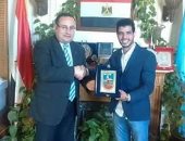 عميد هندسة الإسكندرية يكرم طالب حصل على المركز الأول فى مسابقة للتنمية المستدامة بإيطاليا 