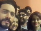 بالفيديو.. تامر حسنى يحتفل بعيد ميلاد نور  بأغنية "كل سنة وأنت طيب"