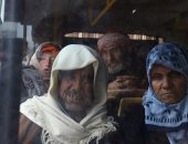 بالصور: حافلات الإجلاء من بلدتى كفريا والفوعة تعبر معبر الراموسة جنوبى حلب