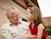 دراسة: الأجداد الذين يساعدون فى رعاية الأحفاد يعيشون لفترة أطول