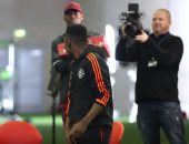 مانشستر يونايتد يفاجئ مشجعه الشاب بأجمل هدية قبل الكريسماس 