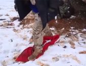 بالفيديو والصور..داعش ينقلب على أردوغان وأفراد التنظيم يدهسون علم تركيا بالأحذية