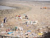 بالصور...تراكم كمية كبيرة من القمامة على ضفاف نهر يانجستى فى الصين