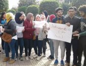 طلاب مدارس اللغات يتظاهرون أمام "محافظة الدقهلية"