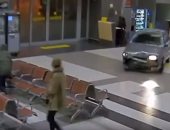 بالفيديو.. "سكران" يقتحم مطار قازان الدولى فى روسيا ويتجول داخله بسيارته