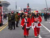 الآلاف من كوريا الجنوبية يحتجون ضد رئيسة البلاد بزى "سانتا كلوز"