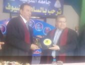 بالصور.. رئيس جامعة المنوفية يهدى درع الجامعة لوزير التعليم العالى