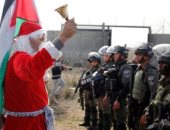 بالفيديو.. "بابا نويل" يشتبك مع الأمن الإسرائيلى عند حائط الفصل العنصرى