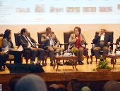 بالصور.. جامعة عين شمس تستقبل جيهان السادات بأغنية عاش