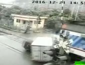 بالفيديو..لحظة حادث اصطدام قطار بسيارتين عند مزلقان قطارات بالصين