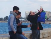 بالصور.. "الإسكندرانية" يتحَدُّون الأمطار بـ"السيلفى والحنطور وصيد السمك"