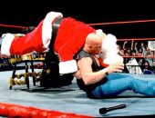 بالفيديو.. ستيف أوستن يسقط "بابا نويل" بالضربة القاضية