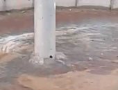 بالفيديو..تدفق مياه من أحد أعمدة الإنارة يسبب الذعر لسكان مدينة الشروق