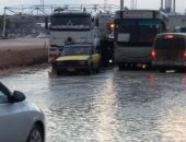 بالصور.. غرق طريق وادى القمر غرب الإسكندرية وتعطل الحركة المرورية